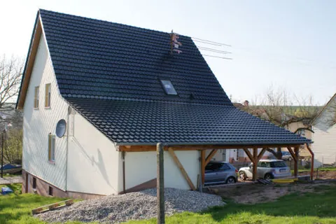 Wohnhaus mit angebautem Carport