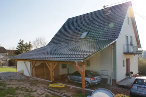 Carport-Überdachung mit Ziegeldach in der Gesamtansicht