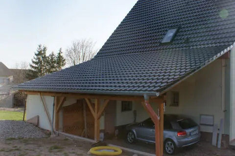 Carport mit Ziegeldach von der Seite