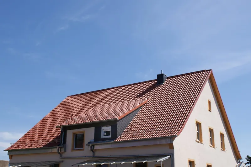 Satteldach mit Gaube und neuer Eindeckung