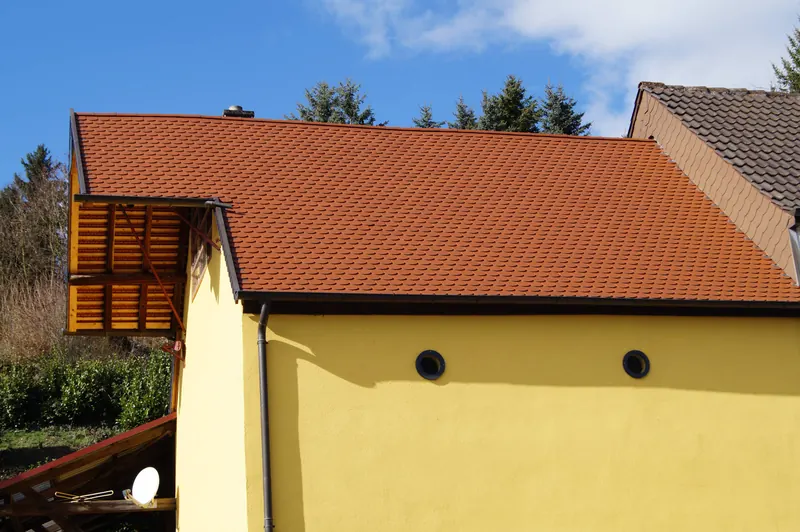 Wohnhaus mit orangefarbenem Ziegeldach