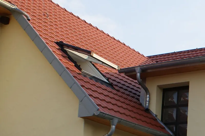 Eingebaute Dachfenster in einem roten Ziegeldach