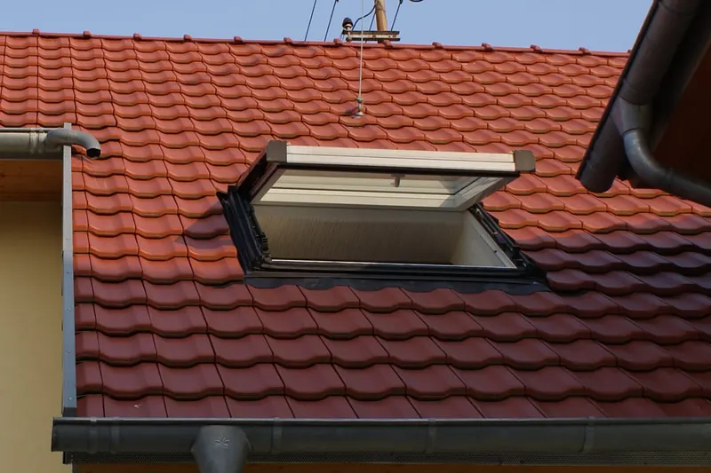 Klappfenster in einem roten Ziegeldach