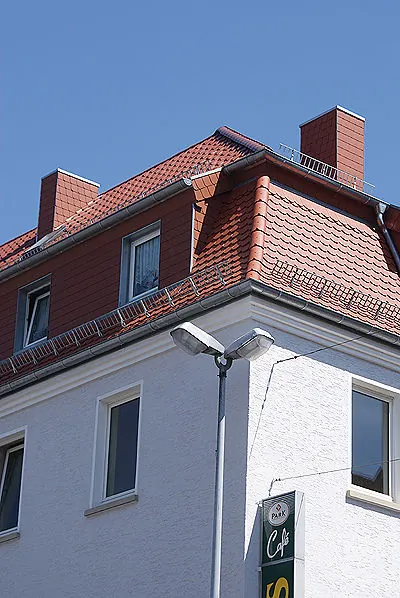 Mansarddach mit Gauben an einem Altbau