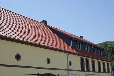 Langes Wohnhaus mit Ziegeldach und Gaube