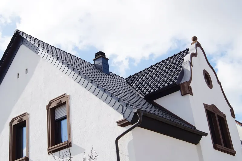 Altbau mit Schieferdach und Giebel
