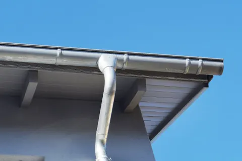 Dachrinne und Fallrohr unter einem Dachüberstand
