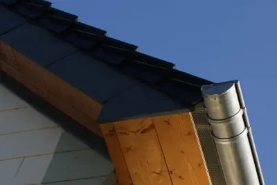 Dachrinne an einer Traufe mit Holzverschalung