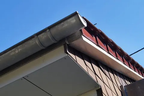 Verkleidete Traufe mit Dachrinne