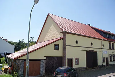 Bauernhaus mit Scheune und neu eingedecktem Ziegeldach