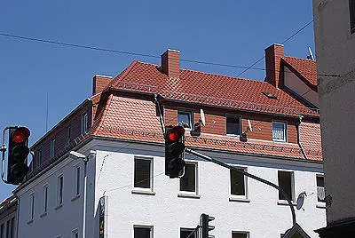 Eckhaus mit Mansarddach und neuer Eindeckung