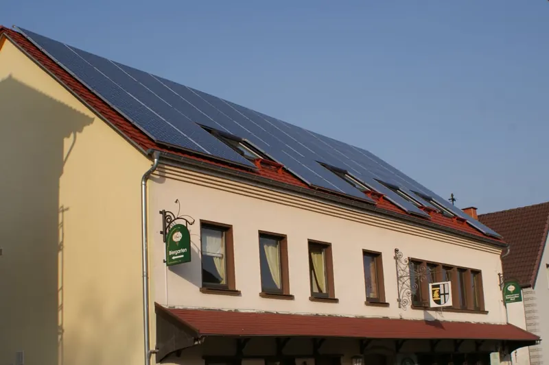 Gasthaus mit Satteldach und Photovoltaikanlage