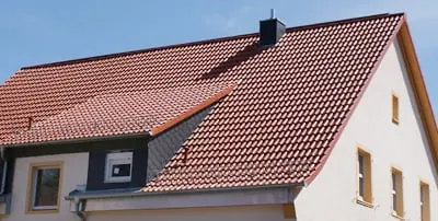 Wohnhaus mit neuem Ziegeldach und Gaube