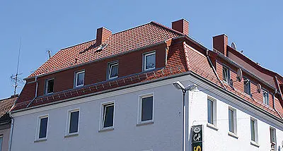 Stadthaus mit Mansarddach und neuer Eindeckung