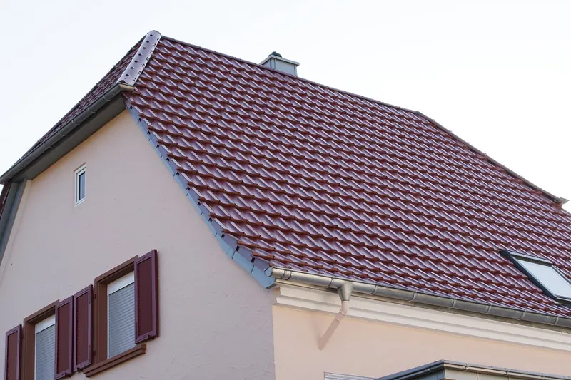 Wohnhaus mit Ziegeldach und Fensterläden