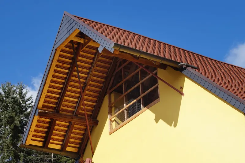 Dachüberstand mit Holzkonstruktion am Giebel