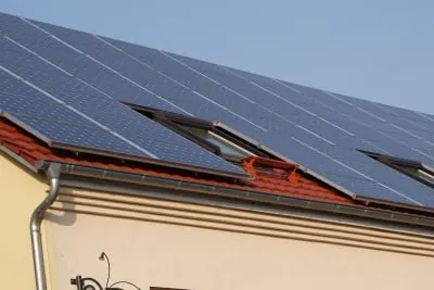 Photovoltaikanlage mit Dachfenstern auf einem Ziegeldach