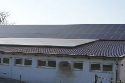 Gewerbehalle mit großer Photovoltaikanlage