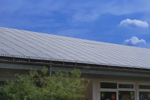 Photovoltaikanlage auf einer langen Gewerbehalle