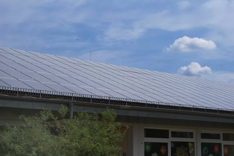 Photovoltaikmodule auf einer Hallendachfläche