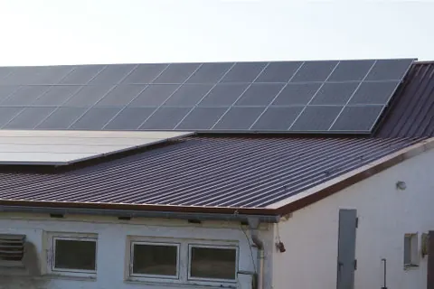 Photovoltaikanlage auf einer Halle mit Trapezblechdach