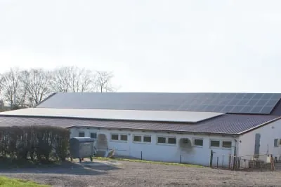 Landwirtschaftliche Halle mit Photovoltaikanlage