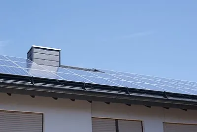 Reihe von Photovoltaikmodulen auf einem Dach