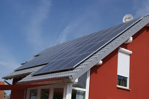Photovoltaikmodule bis an den Ortgang eines Ziegeldachs