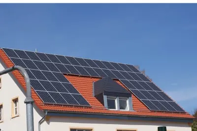 Satteldach mit Photovoltaikanlage und Gaube
