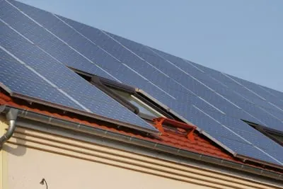 Photovoltaikmodule oberhalb von Traufe und Dachrinne