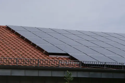 Photovoltaikmodule auf einem roten Ziegeldach