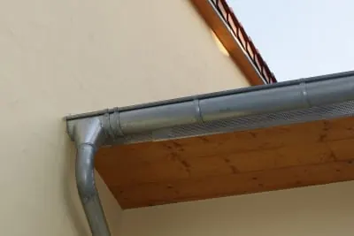 Regenrinne aus Titanzink am Dachüberstand