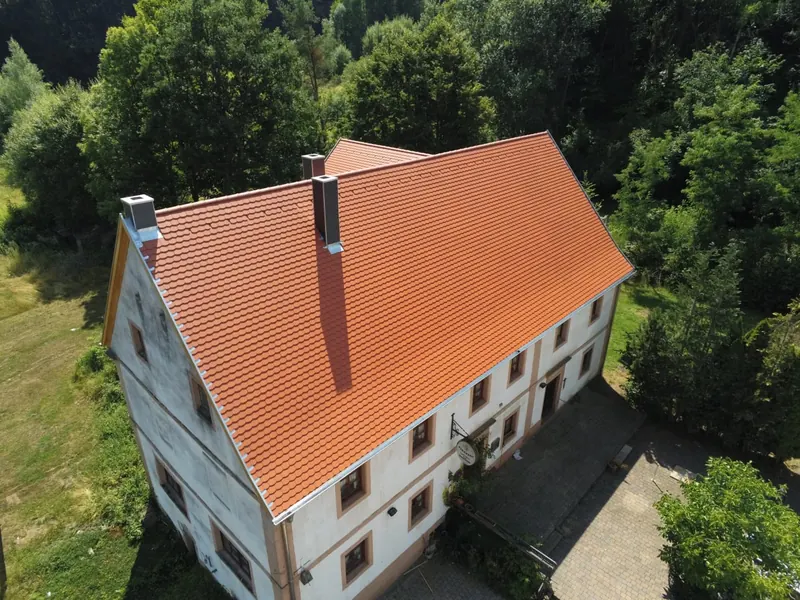 Stampermühle mit neuem Ziegeldach aus der Luft