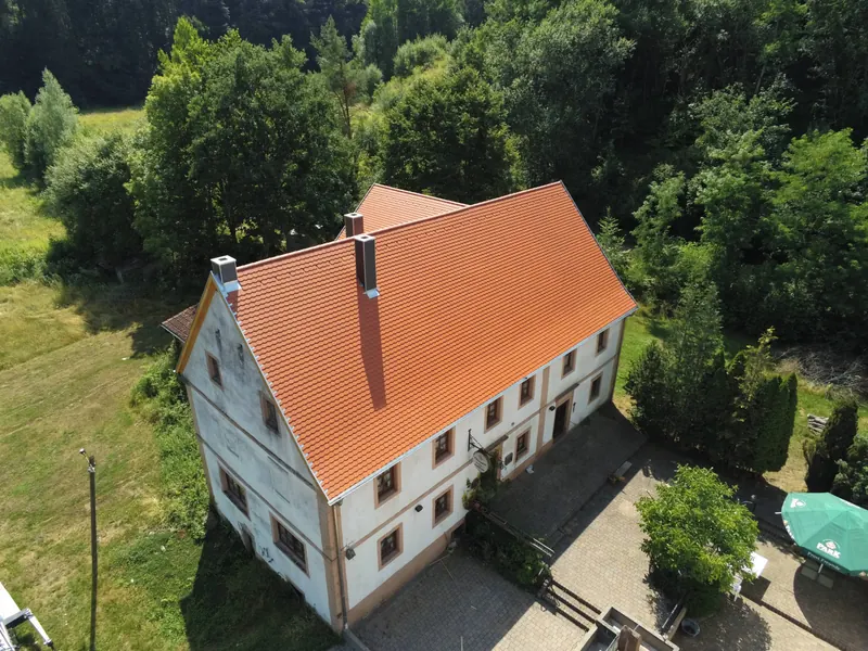 Drohnenaufnahme der Stampermühle mit neu eingedecktem Ziegeldach