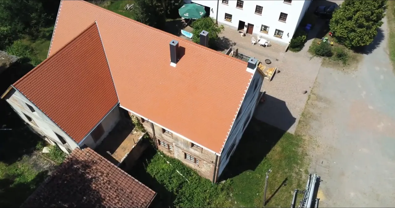 Stampermühle nach der Neueindeckung mit roten Ziegeln (Standbild aus dem Projektfilm)