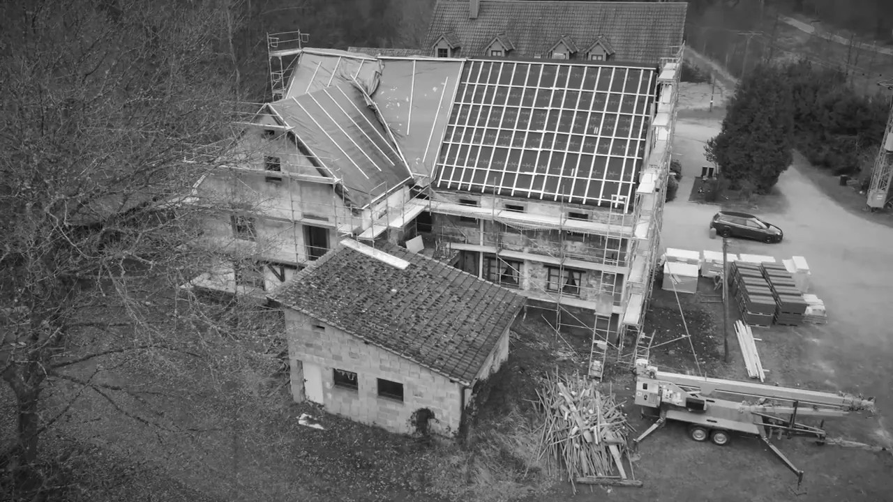 Stampermühle während der Arbeiten: Gerüst und offene Dachfläche (Standbild aus dem Projektfilm)