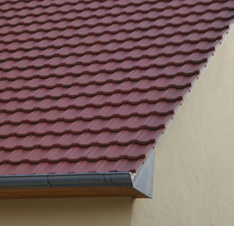 Ziegeldach an der Traufe im Detail